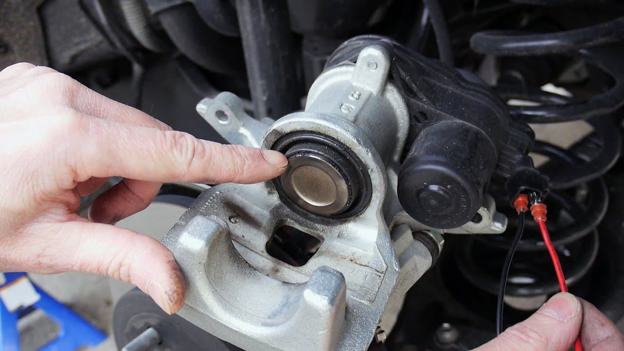 How To Manually Compress Caliper Piston In Toyota / Lexus With EPB Brakes Using 9V Or 12V Battery?