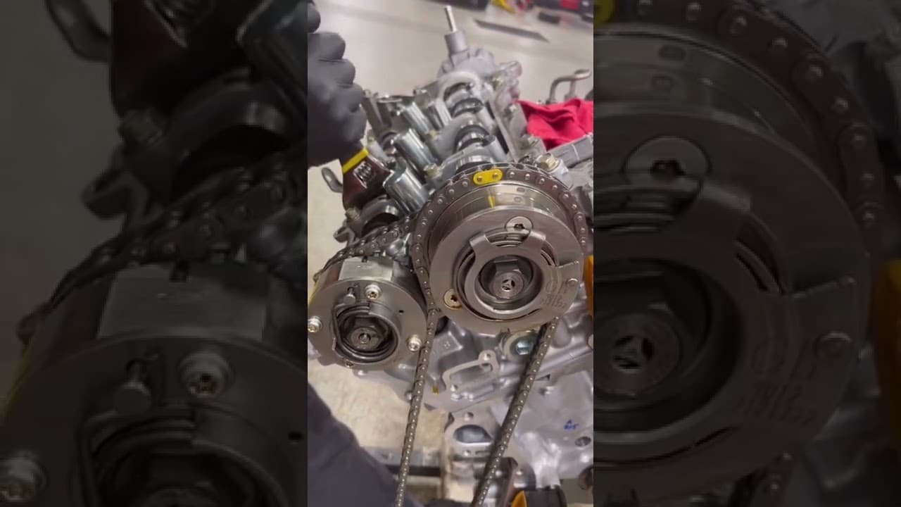 Timing chain installation on a Toyota 2GR-FKS motor.