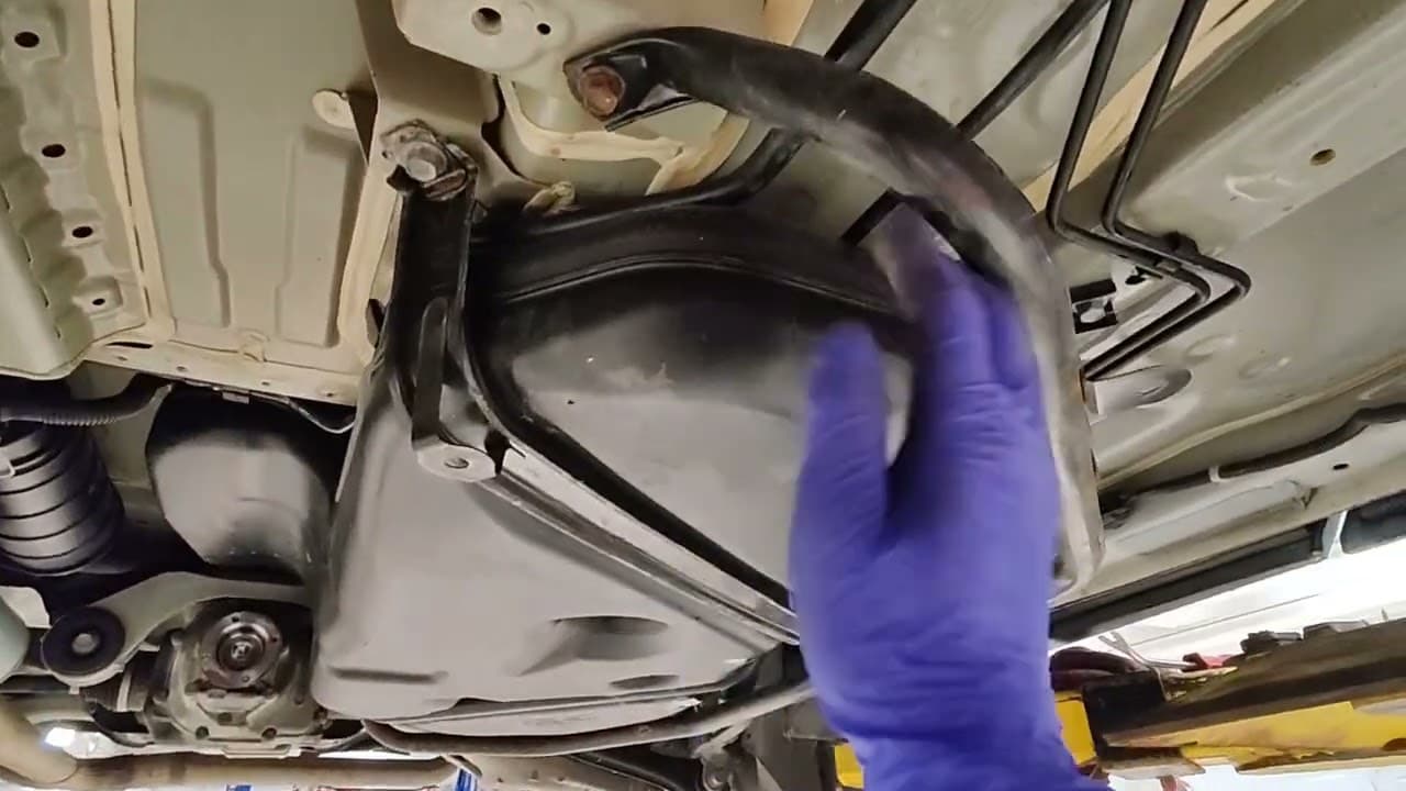 Forget catalytic converter theft, fuel theft is the new trend. 2018 Honda CRV fuel tank replacement.
