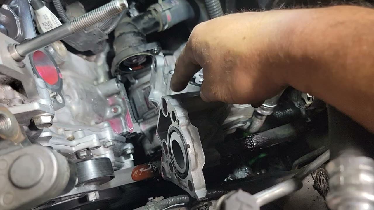 Removiendo bomba de agua electrica en toyota camry SE 2.5